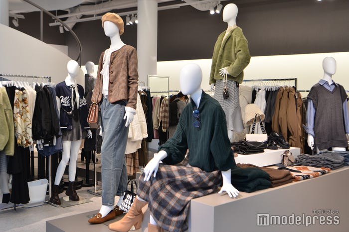 『SHEIN TOKYO』で展示されているスタイリング(C)モデルプレス