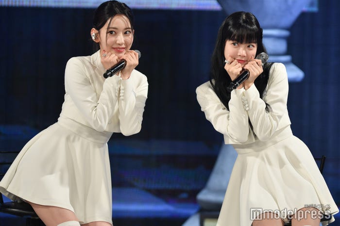 EUNCHAEのジャケット写真のポーズを一緒に再現するSAKURA (C)モデルプレス