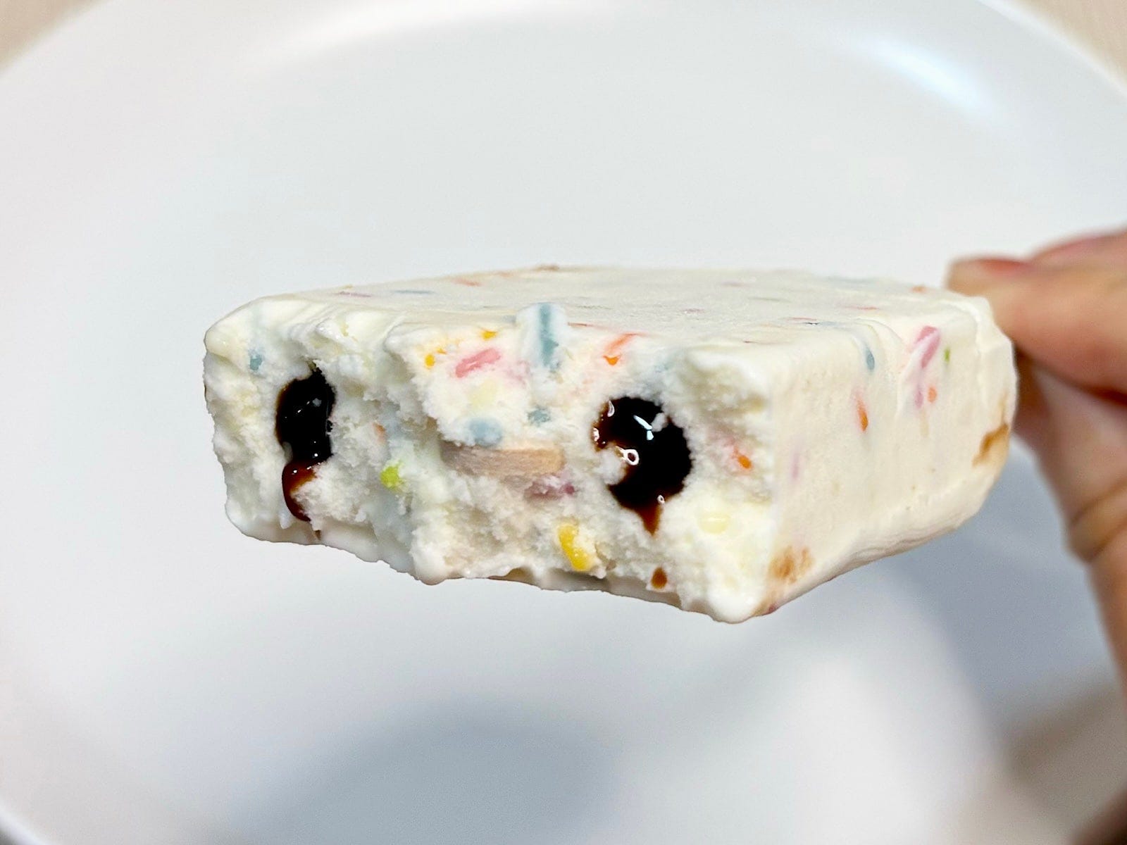 食べ進めると、チョコソースがとろ~り。カラースプレーの甘さと相性抜群です!