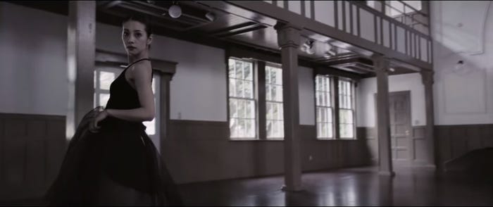 コンテンポラリーダンスを踊る木下ココ(画像提供:所属事務所)