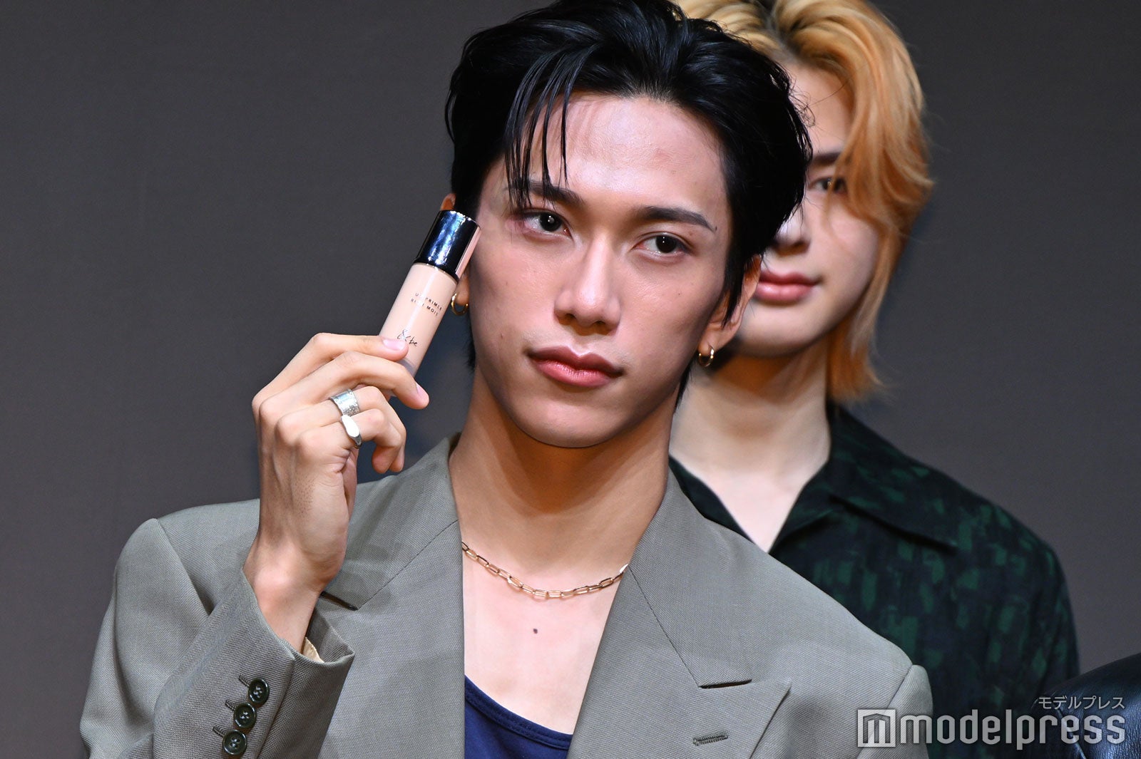 印象的な眼差しでアイテムを持つ池崎理人（C）モデルプレス