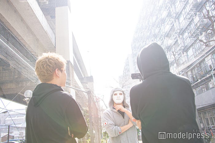 YouTube撮影中の様子(C)モデルプレス