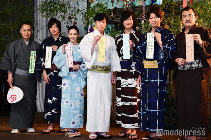 (左から)北大路欣也、塚本高史、倉科カナ、東山紀之、田辺誠一、白洲迅、吉田鋼太郎(C)モデルプレス