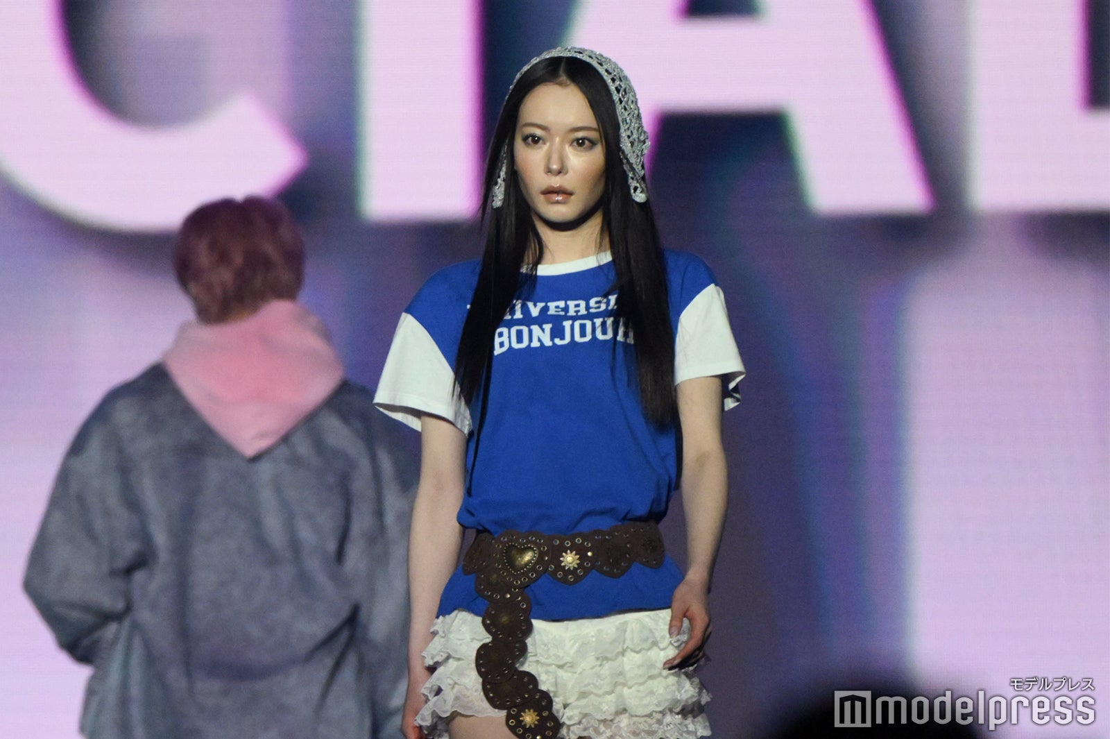 なこなこカップル・なごみ、ミニスカからスラリ美脚際立つ ヌーディーメイクで印象チェンジ【KCON JAPAN 2024×TGC】