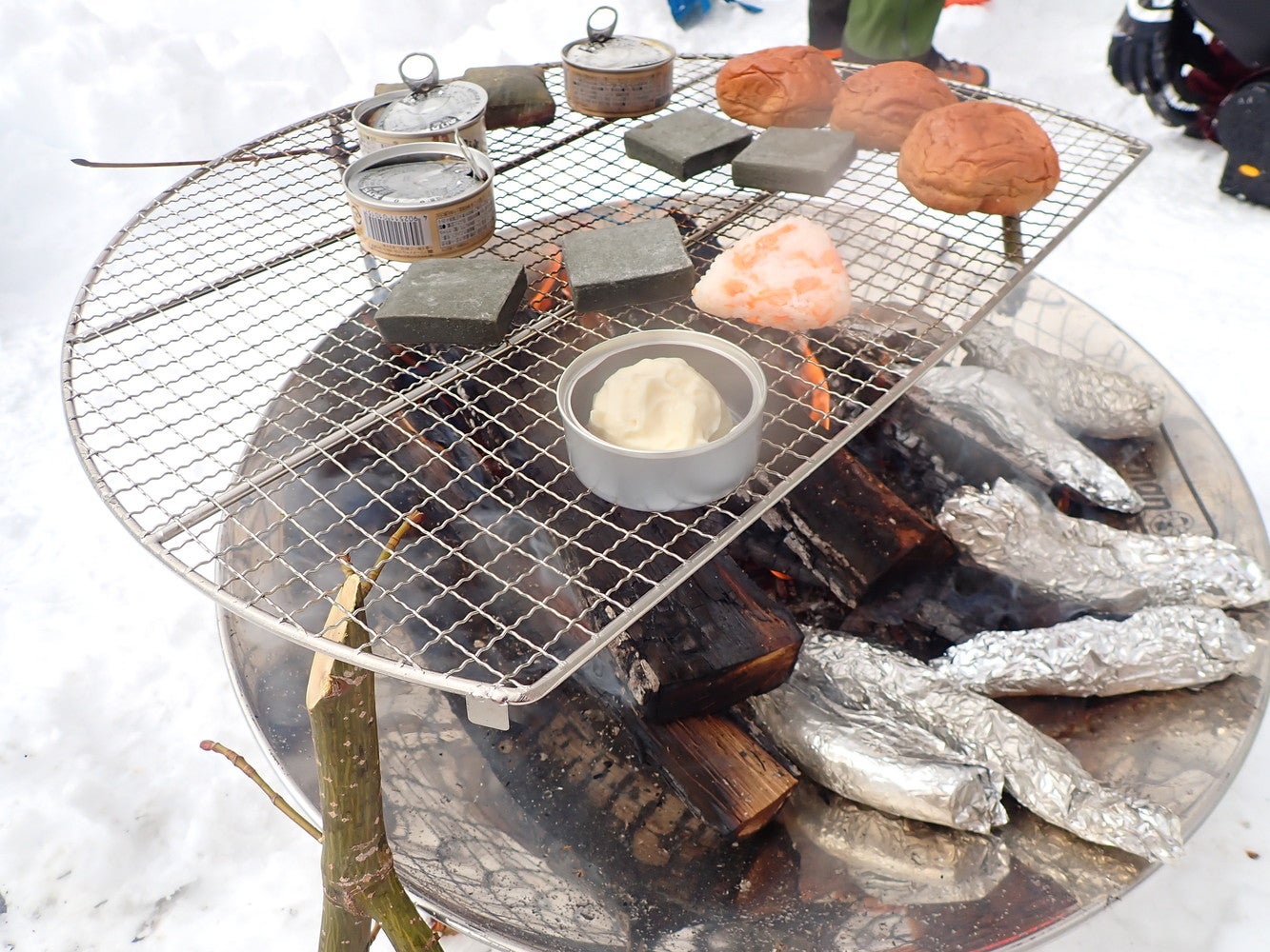雪上焚き火で直火料理中／画像提供：岐阜県