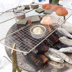 雪上焚き火で直火料理中/画像提供:岐阜県