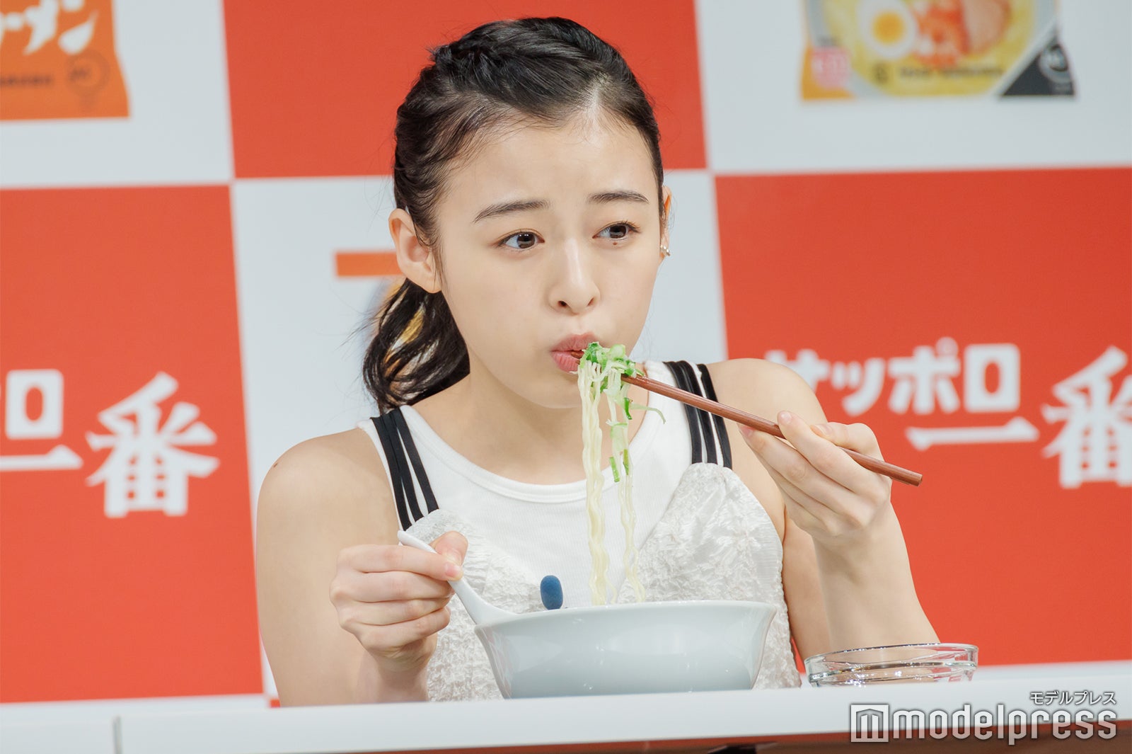 「寂しさを満たしてくれた」と語っていたラーメンを食す森七菜（C）モデルプレス