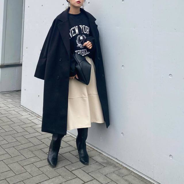レディース　コーディネート　コーデ　着こなし　2021　おすすめ　オススメ　トレンド　ポイント　コツ　おしゃれ　お洒落　オシャレ　冬　ロングコート　コート　アウター　スカート　黒　ブラック　ロゴトップス　ロゴスウェット　スウェット　ロゴ　ブーツ
