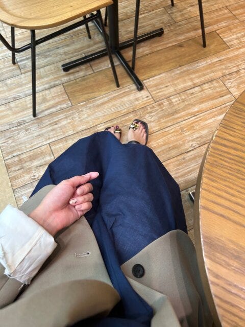 足元にサンダル