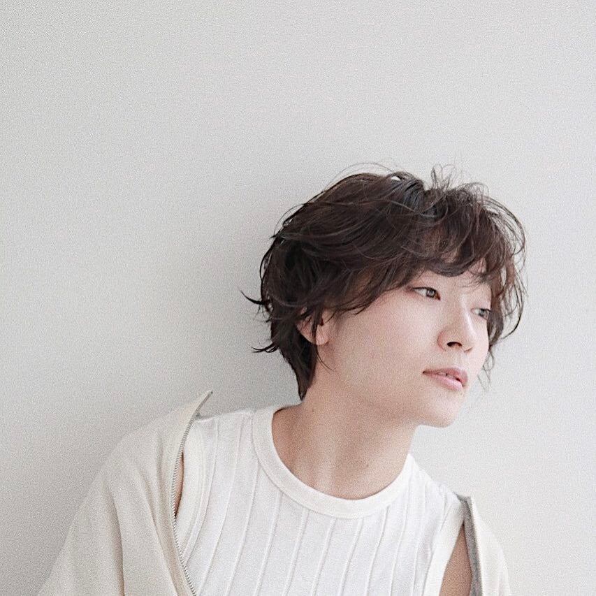 パーマ風ショートカットの女性