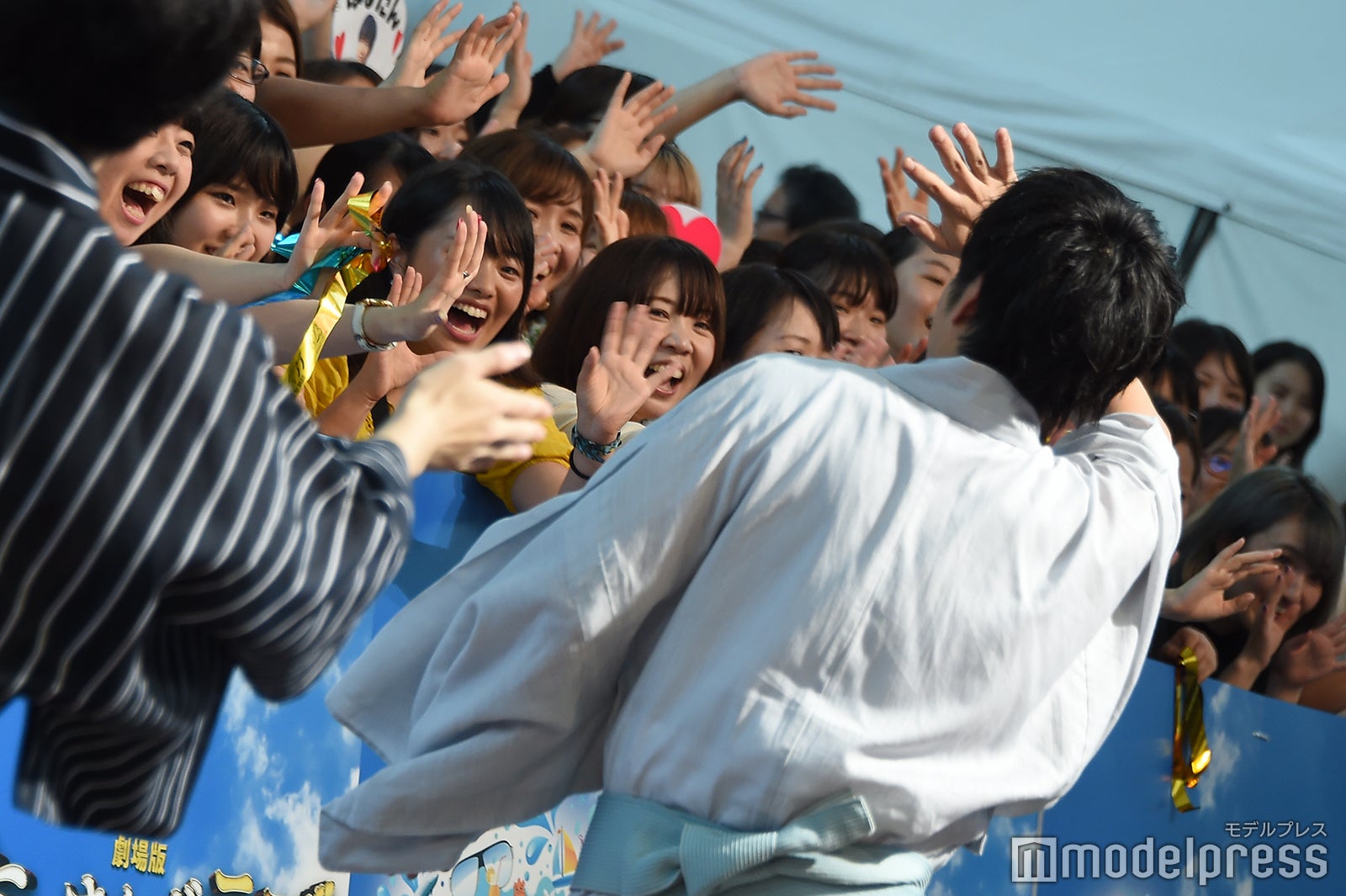 ファンへ手を振る田中圭（C）モデルプレス