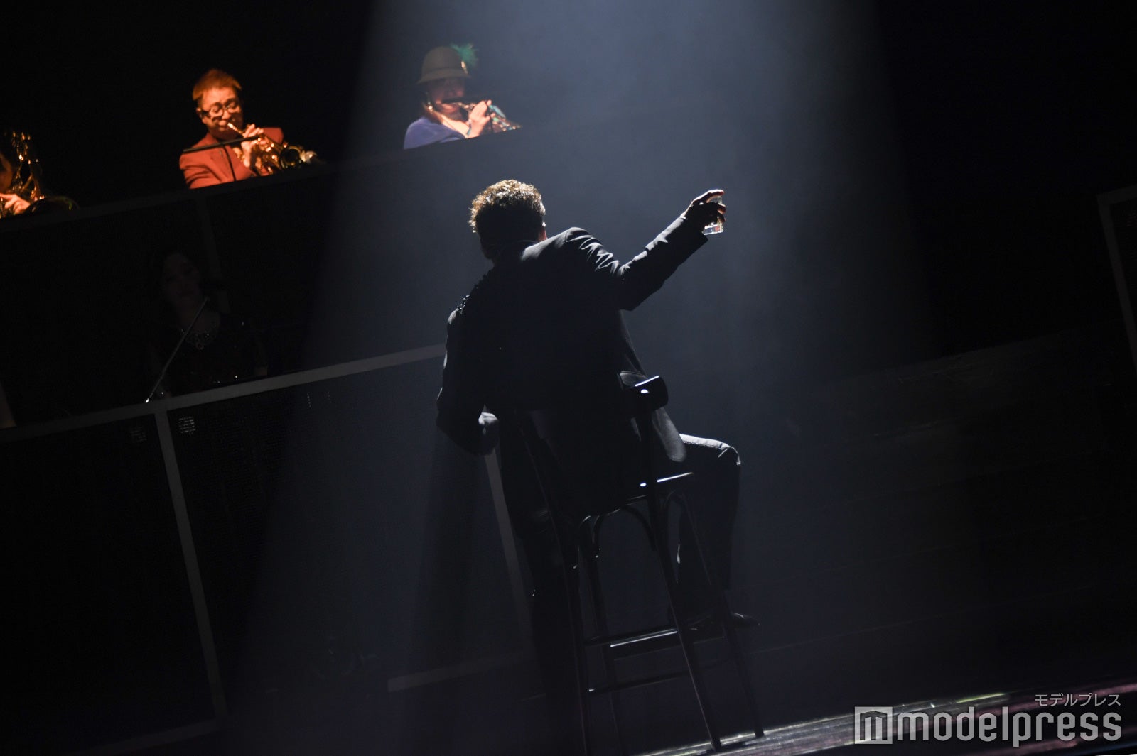 ウイスキー片手に背中から色気を放つ香取慎吾（C）モデルプレス