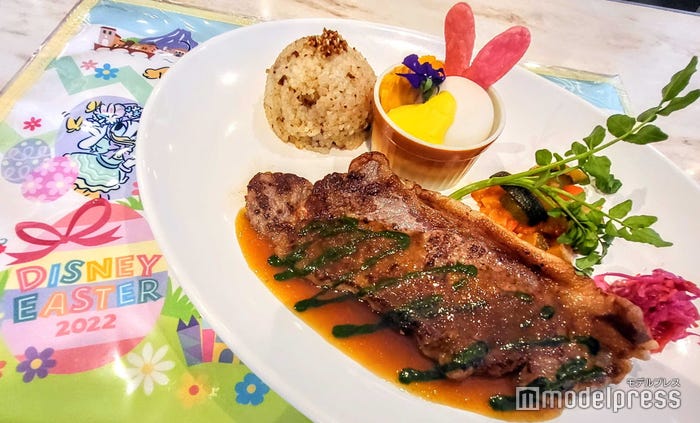 ステーキプレート、スーベニアランチョンマット付き¥3,280(C)モデルプレス(C)Disney