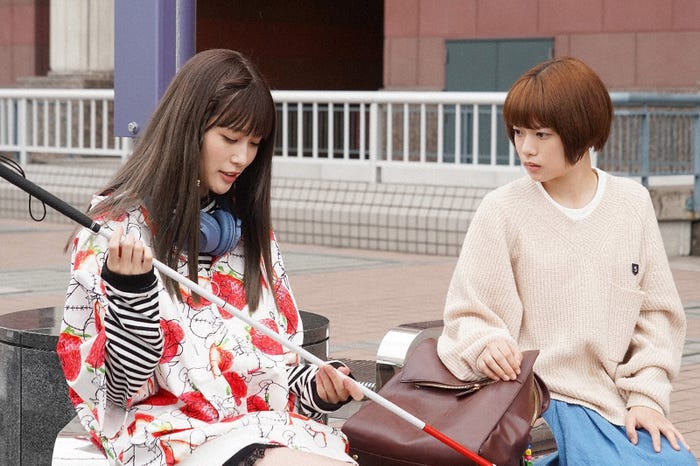 生見愛瑠、杉咲花 「恋です!~ヤンキー君と白杖ガール~」第2話より(C)日本テレビ
