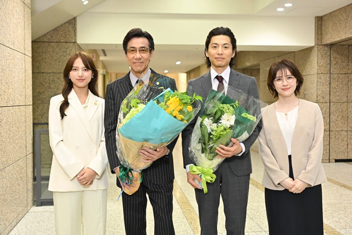 清原果耶、岸谷五朗、宮崎秋人、宮澤エマ「初恋DOGs」(C)TBS