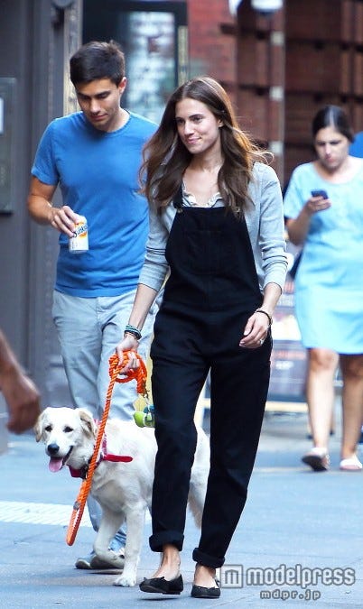 今年7月NYで犬の散歩中のアリソンとリッキー。Buzzfoto／Zeta Image