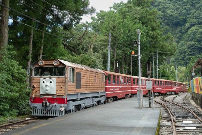 奥泉駅に進入する「きかんしゃトビー号」 写真提供=大井川鐵道