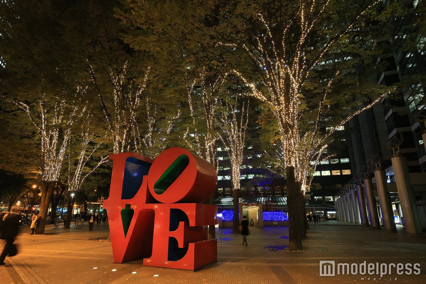 新宿アイランド・LOVE周辺ケヤキのイルミネーション／画像提供：西新宿街ぐるみプロジェクト