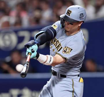阪神 佐藤輝1試合2発に敵地が騒然 バックスクリーンへ20号 直近3戦4発の量産体制 シーズン35発ペースに 先発・高橋も両手を挙げてガッツポーズ