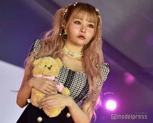 戦慄かなの、ふんわりツインテール姿でドーリーな魅力 ミニスカから美脚披露<OKINAWA COLLECTION 2023>