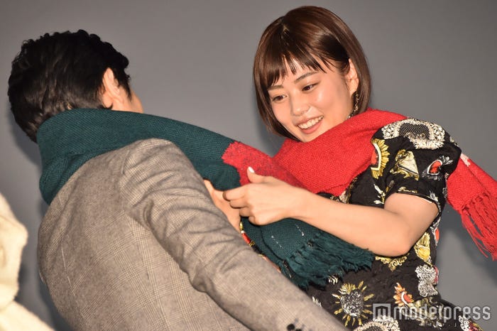 高畑さんは前になるように巻いてあげてました (C)モデルプレス