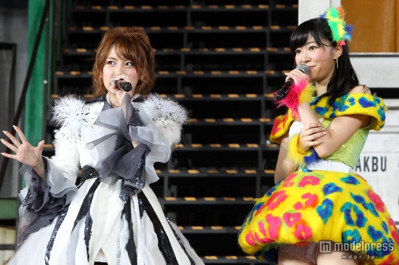 高橋みなみ、指原莉乃／「AKB48 2013真夏のドームツアー～まだまだ、やらなきゃいけないことがある～」福岡公演1日目より（C）AKS