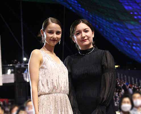 嵐莉菜「釜山国際映画祭」で初のレッドカーペット 胸元のぞくスパンコールドレスで登場<マイスモールランド>