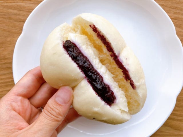 甘さのあるブルーベリージャムとコクのあるチーズクリーム