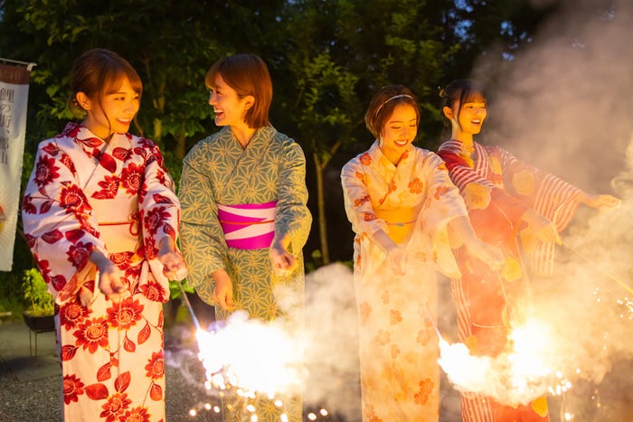 秋元真夏、樋口日奈、和田まあや、齋藤飛鳥/乃木坂46『1期生で行こう!』(C)乃木坂46LLC/Y&N Brothers Inc. (C)allfuzInc./10ANTZ Inc.