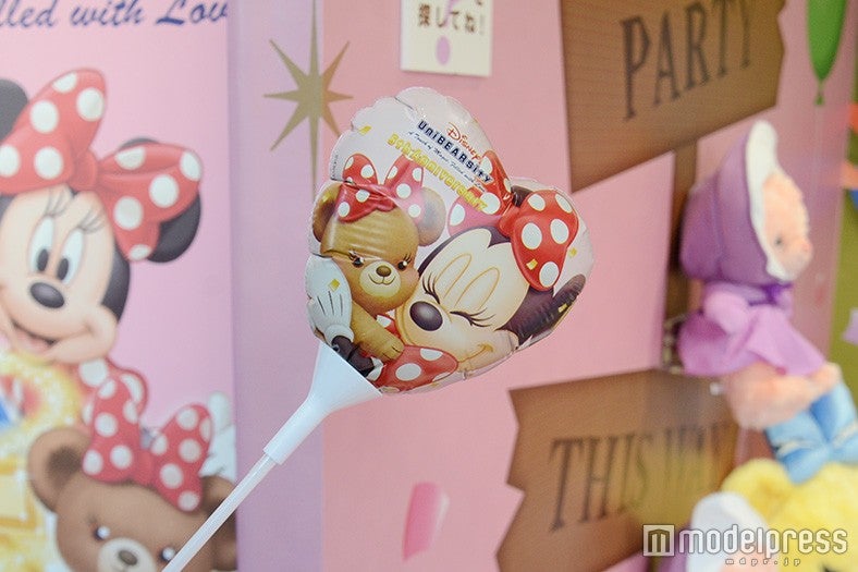 プレゼントのバルーン（C）モデルプレス／（C）Disney