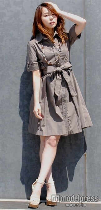 長めのネックレスをあわせて「eshopping」無地シャツワンピース 4,990円（税込）