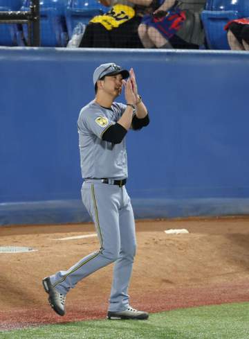 阪神・藤川監督「勢い良くスタートしてくれました」 佐藤輝は「ホームランを打ったんで。（2失策は）今晩寝て忘れて、また志高く」