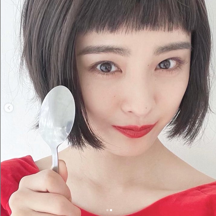 大友花恋、ロングヘアからオン眉ショートに変身 アメリ風ショットに反響「新鮮」「最高に似合う」