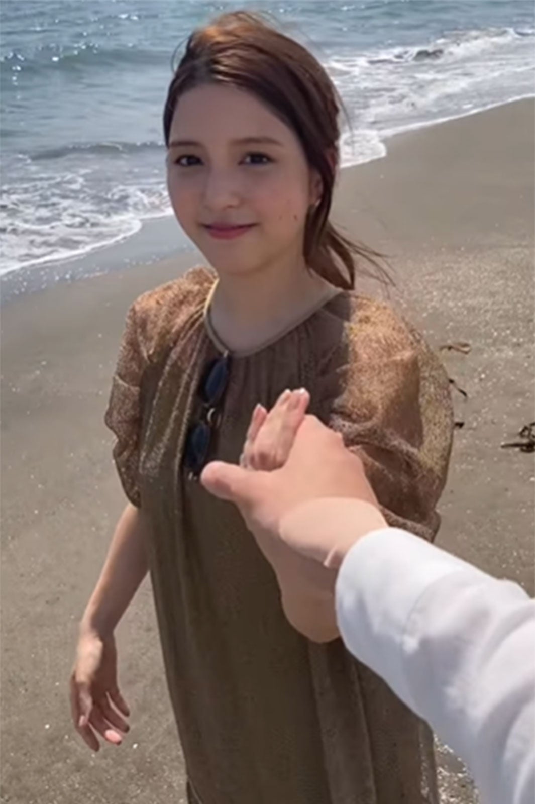 “わた婚”中田圭祐＆川島海荷、“手繋ぎ”海デート動画に「最高」「けいうみロス」の声殺到