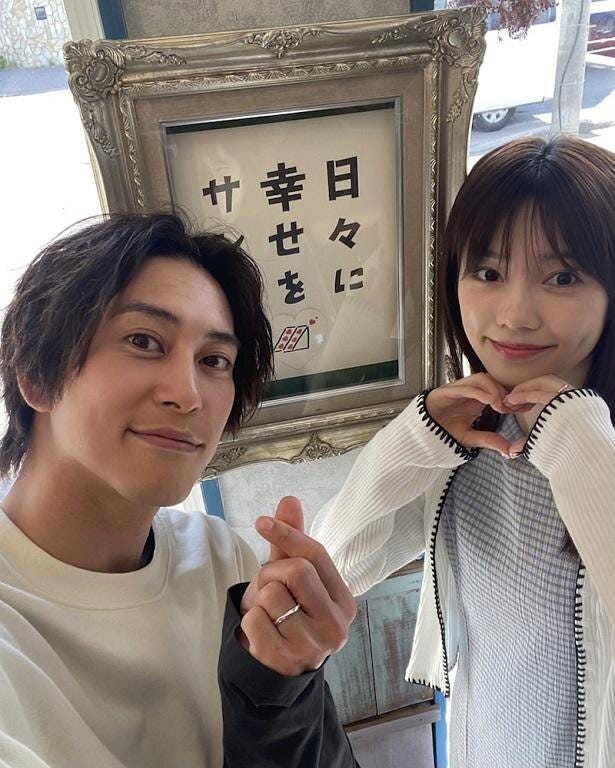 指ハートをした佐野岳 あごハートポーズをした島崎遥香との2ショットを公開 ぱるちゃんなら大丈夫だなって 私たち結婚しました 3 モデルプレス 指ハートをした佐野岳 あごハートポーズをした島崎遥香との2ショットを公開 ぱるちゃんなら大丈夫だなって 私たち結婚しました 3 モデルプレス