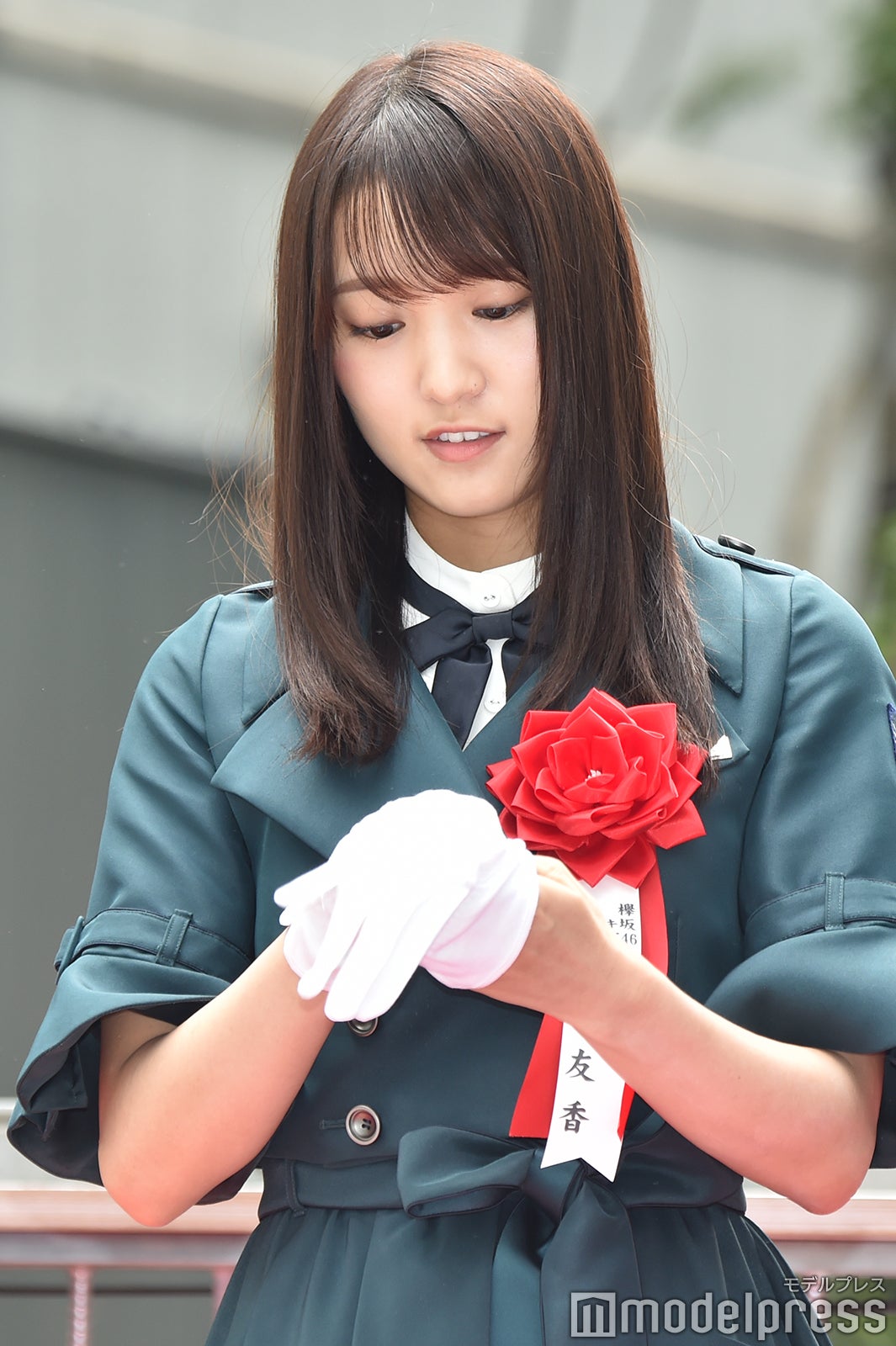 手袋をはめる菅井友香（C）モデルプレス