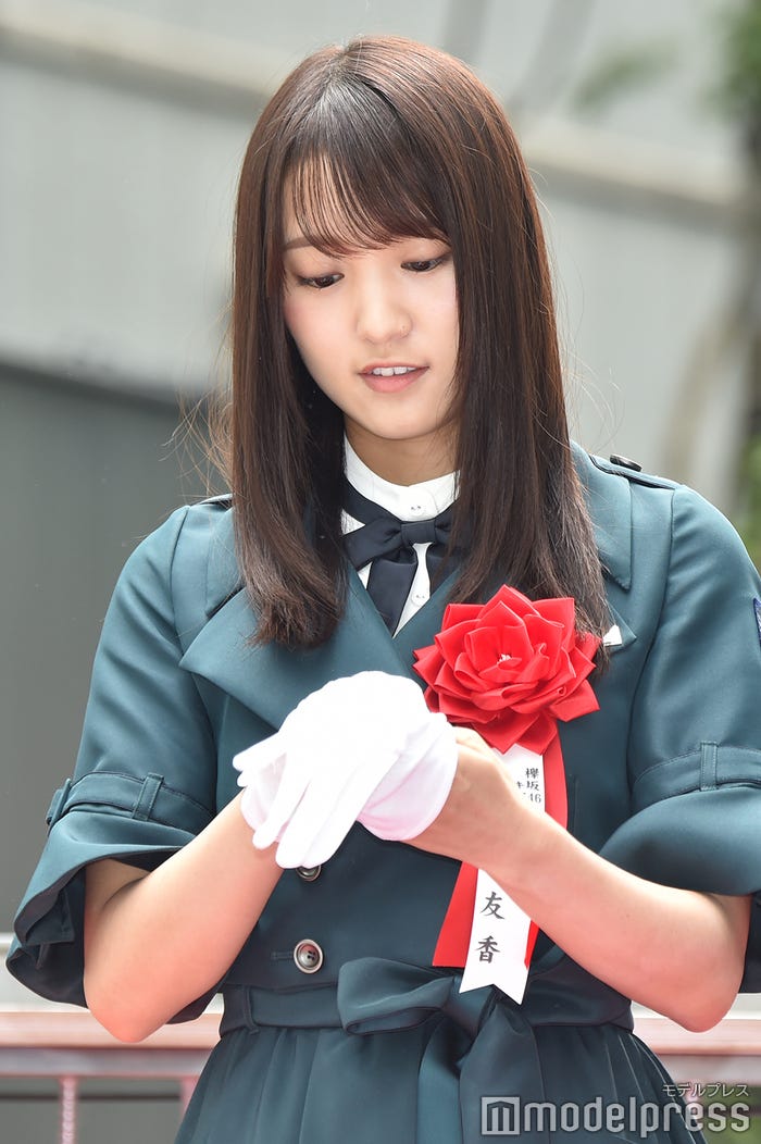 手袋をはめる菅井友香(C)モデルプレス