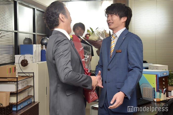 握手を交わした瞬間… (C)モデルプレス