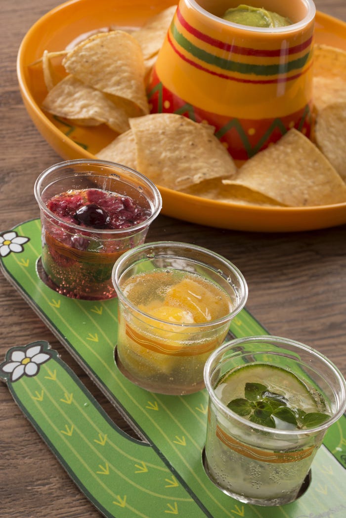 トレスフルータスカクテル¥680、アルコールドリンクにプラス¥370でトルティーヤチップス、サルサとアボカドディップ付きをつけることが可能(C)Disney