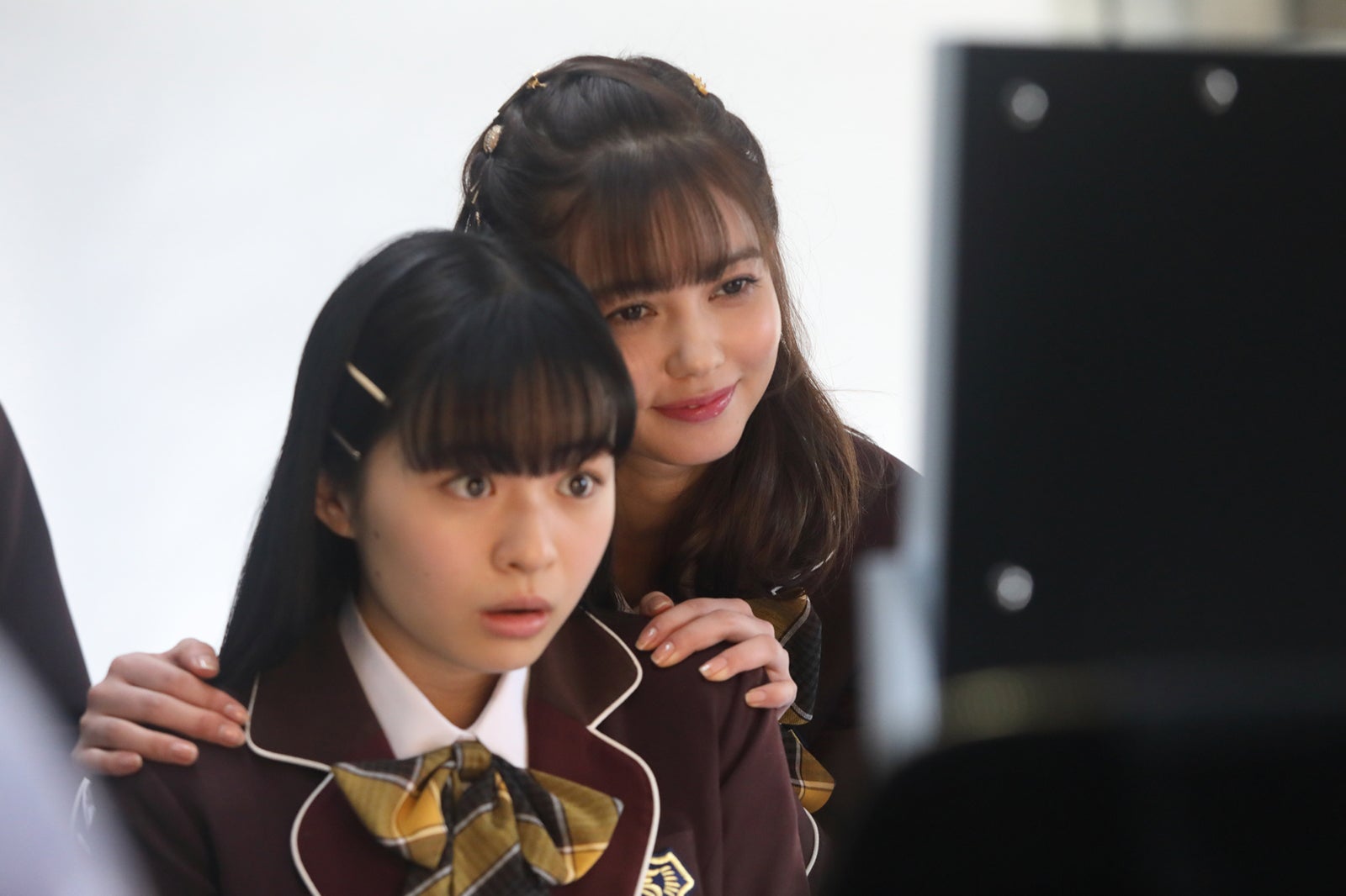 莉子、愛花／「ブラックシンデレラ」第1話より（C）AbemaTV,Inc.