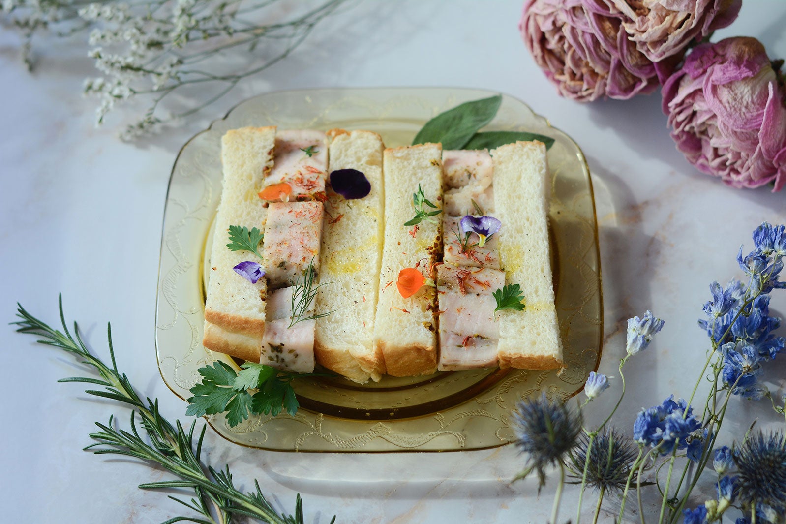 ボタニカルチキンサンド850円 、テイクアウト650円（税込）／画像提供：株式会社FABTONE