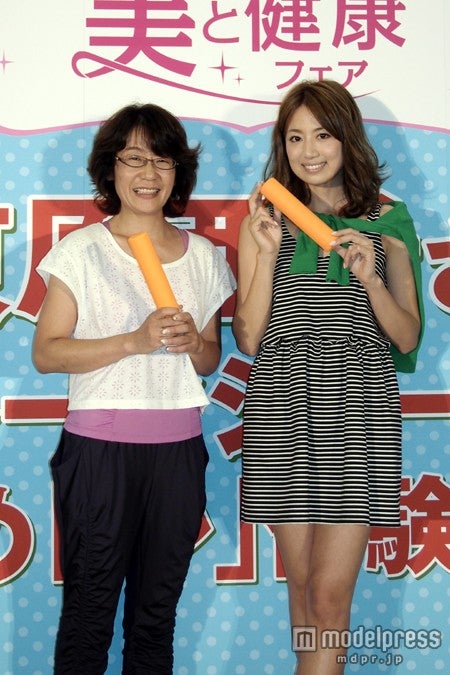 東原亜希（右）