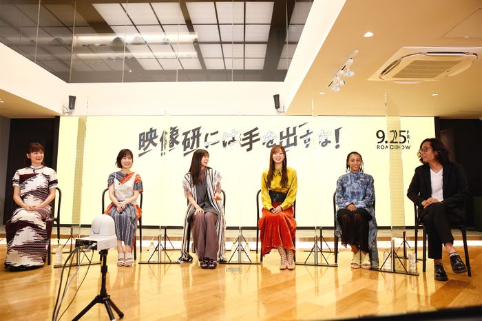 小西桜子、山下美月、齋藤飛鳥、梅澤美波、グレイス・エマ、英勉監督 (提供写真)