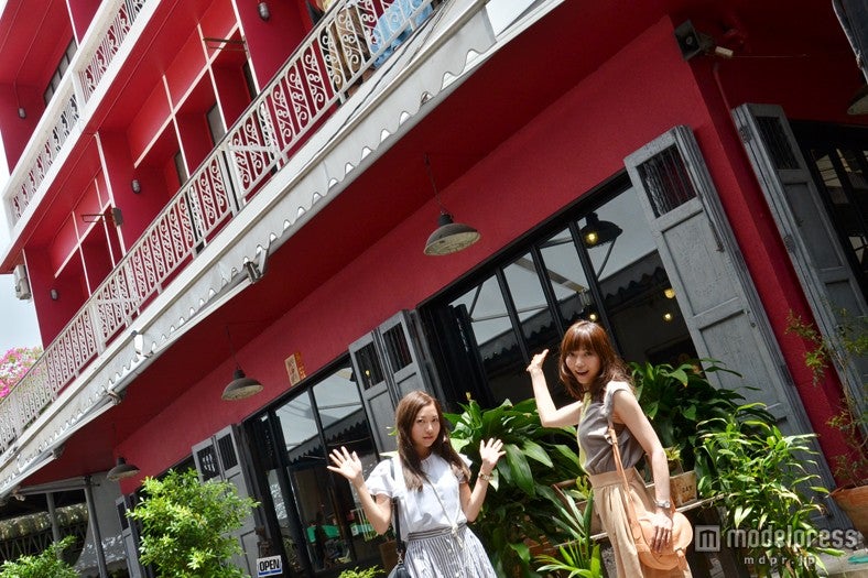 赤いブティックホテルの1階にある「Jin Chieng Seng by Inn A Day」／モデル：百々さおり、富田千穂