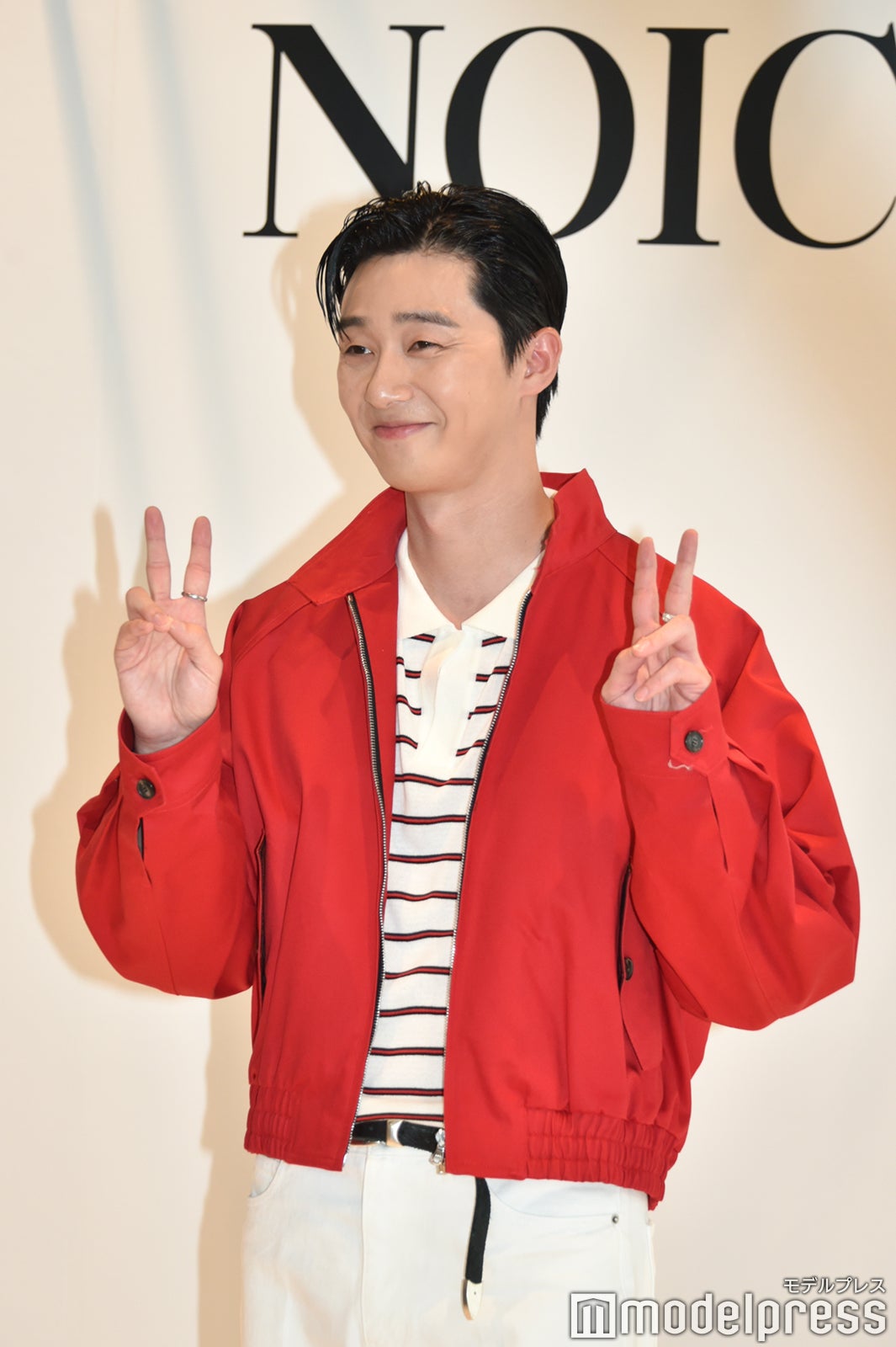 照れながらWピースするパク・ソジュン（C）モデルプレス