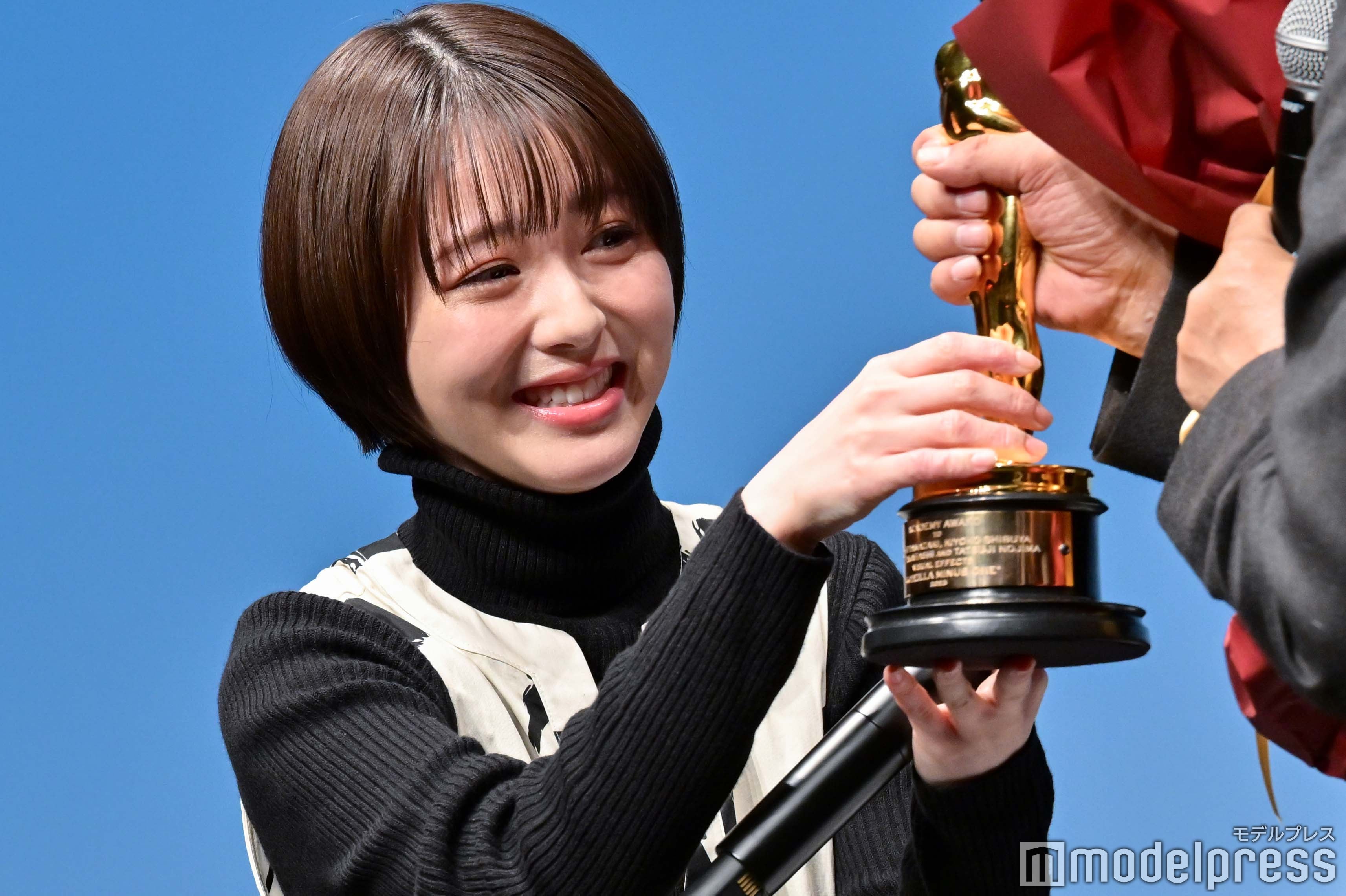 オスカー像を恐る恐る持つ浜辺美波（C）モデルプレス