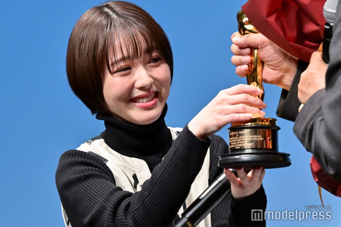オスカー像を恐る恐る持つ浜辺美波(C)モデルプレス