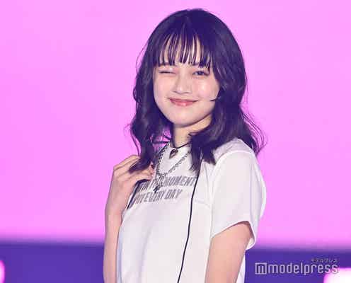 上坂樹里、シルバーチェーンが新鮮 白T×デニムのシンプルコーデ【GirlsAward 2025SS】