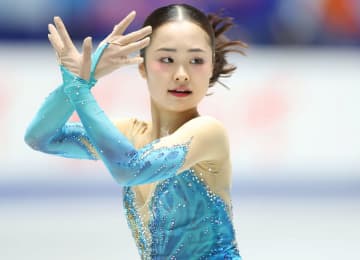 17歳のフィギュア女子の背後に迫る日本一熱い男 SNS「修造さんww」「ちょっとシュールで面白い！」とツッコミ