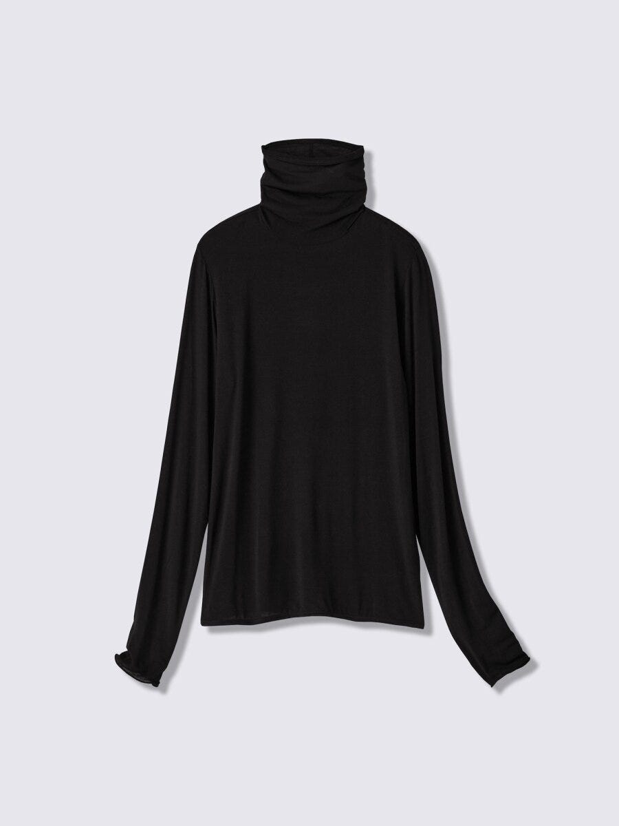 黒色のウォームシアータートルネックTシャツを平置きで撮影
